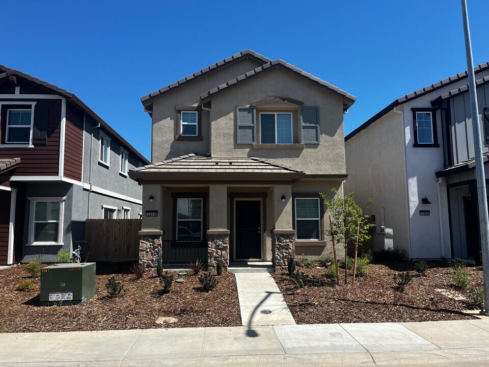 12141 Coal Crk Wy in Rancho Cordova, CA - Building Photo