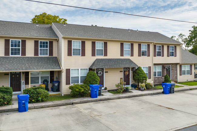 1002 Rebecca St in Carlisle, PA - Foto de edificio - Building Photo