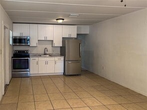 9801 N 11th St in Tampa, FL - Building Photo - Building Photo