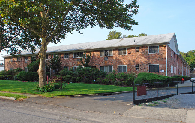 Heckscher Park Gardens in Huntington, NY - Foto de edificio - Building Photo