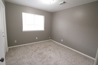 12323 Guernsey Dr in Tomball, TX - Building Photo - Building Photo