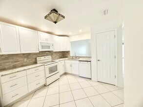 1 Escondido Cir in Altamonte Springs, FL - Foto de edificio - Building Photo