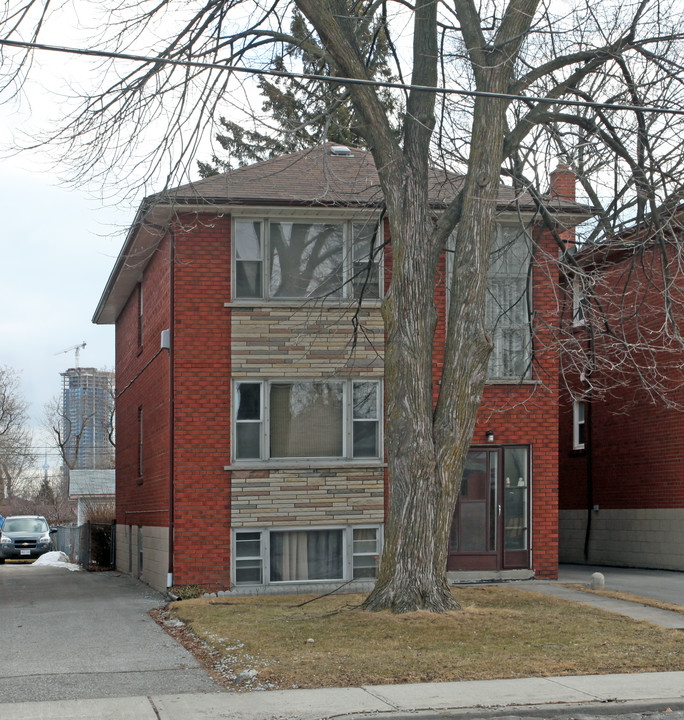 13 Wesley St in Toronto, ON - Building Photo