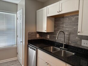 508 N Graham St, Unit N in Charlotte, NC - Foto de edificio - Building Photo