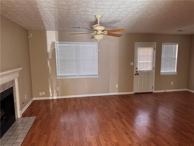 6446 River Park Dr in Riverdale, GA - Foto de edificio - Building Photo