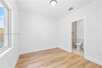 2121 NW 45th St in Miami, FL - Building Photo - Building Photo