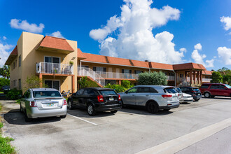 Vista Court Apartments in Deerfield Beach, FL - Building Photo - Primary Photo