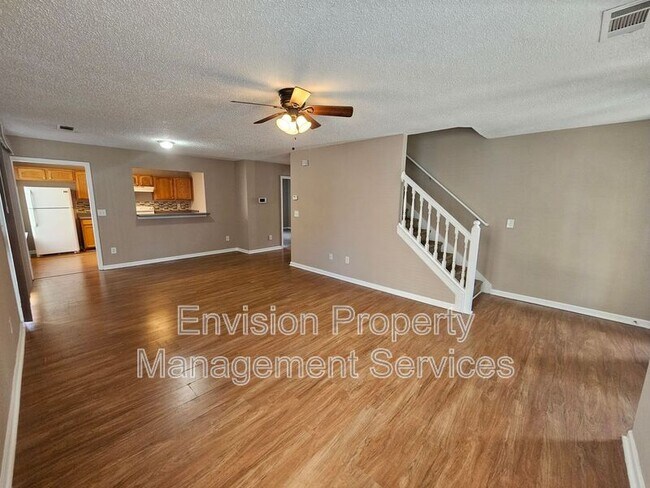 6400 Walnut Way in Union City, GA - Foto de edificio - Building Photo