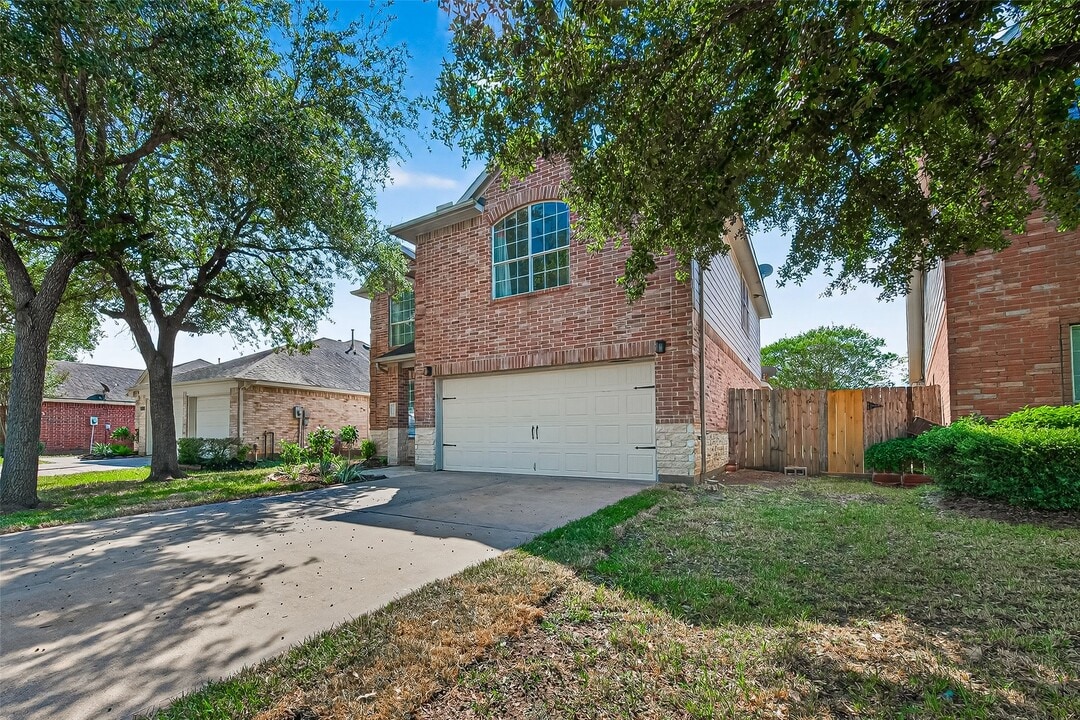 2111 Castle Gardens Ln in Katy, TX - Building Photo