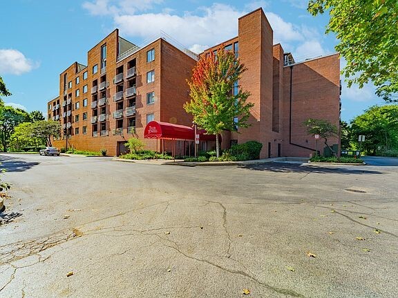 1450 Plymouth Ln, Unit 501 in Elgin, IL - Building Photo