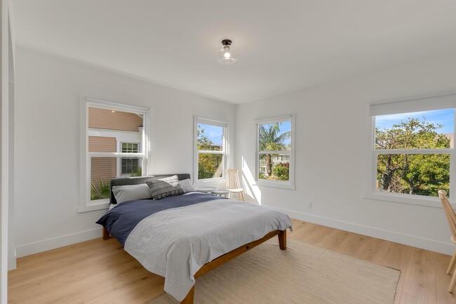 426 Serrano Ave in Los Angeles, CA - Foto de edificio - Building Photo