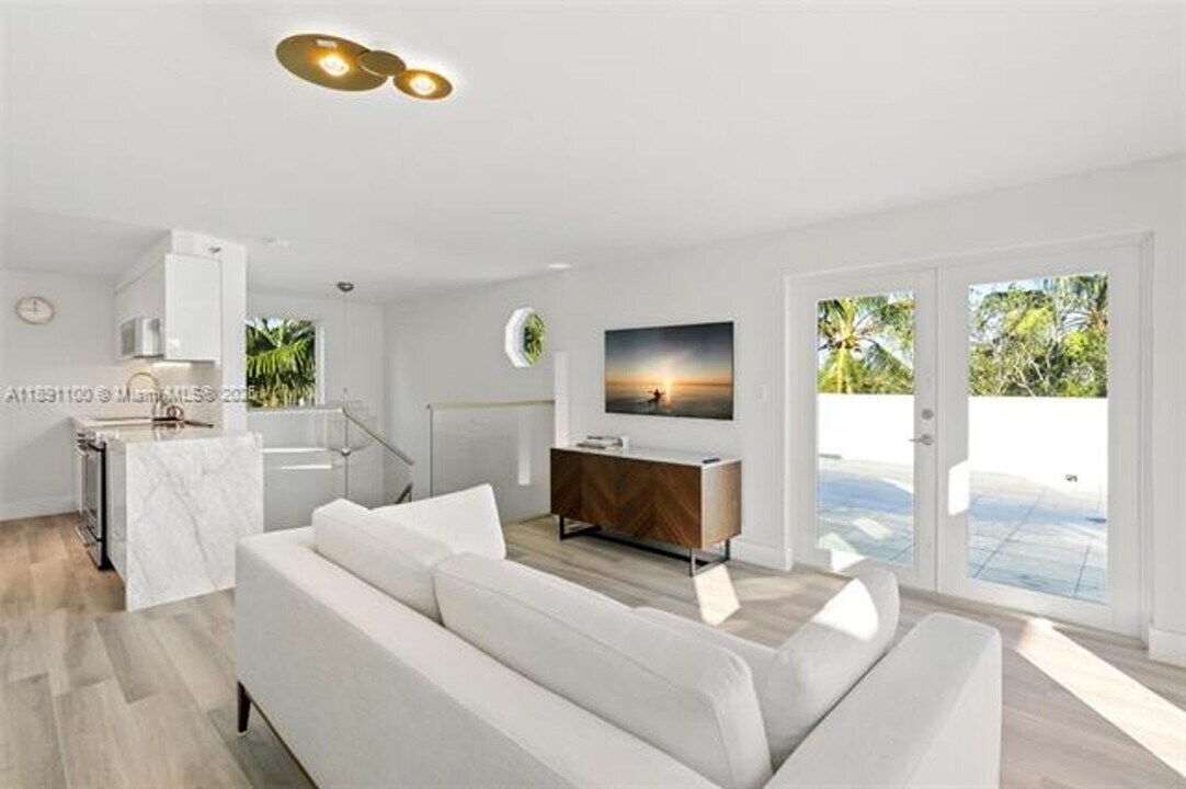 1005 8th St in Miami Beach, FL - Building Photo