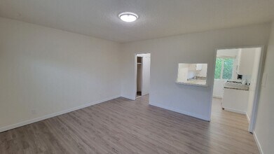 15546 Vanowen St in Los Angeles, CA - Building Photo - Building Photo