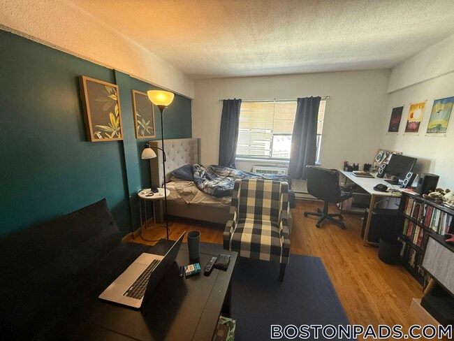 1110 Commonwealth Ave, Unit 510 in Boston, MA - Foto de edificio - Building Photo