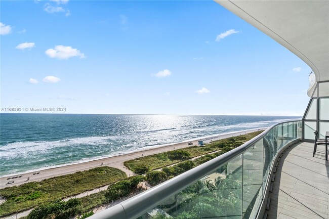 9349 Collins Ave in Surfside, FL - Foto de edificio - Building Photo