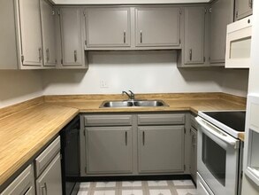 686 Daisy Ln, Unit 116 in Roselle, IL - Building Photo - Building Photo