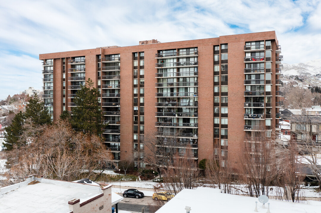 Canyon Road Towers Condominiums in Salt Lake City, UT - Foto de edificio