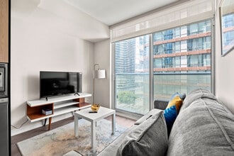 542A Yonge St in Toronto, ON - Building Photo - Building Photo