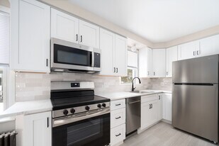 81 W Pontiac St in Warwick, RI - Building Photo