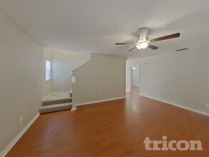 914 Cape Cod Cir in Valrico, FL - Foto de edificio - Building Photo