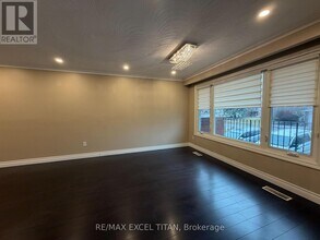 251 Shawnee Cir in Toronto, ON - Building Photo - Building Photo