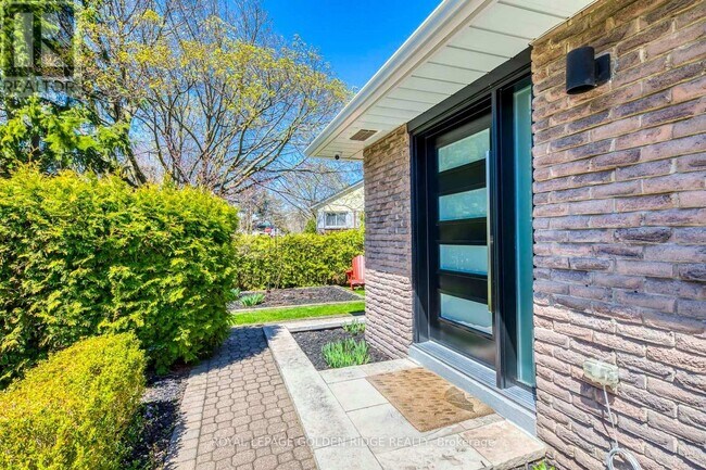 2220 Elmhurst Ave in Oakville, ON - Building Photo - Building Photo