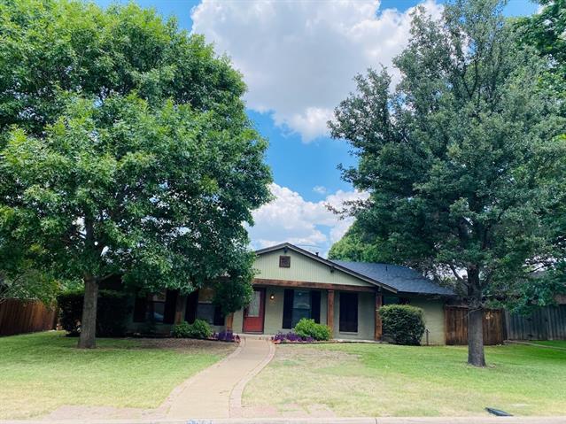 3831 Crestpark Dr in Farmers Branch, TX - Building Photo