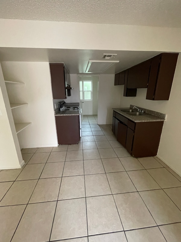 429 S Backer Ave, Unit 204 in Fresno, CA - Foto de edificio - Building Photo