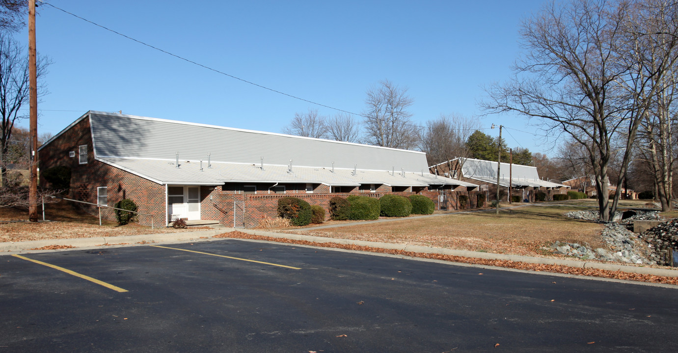 611-641 Fairfax Dr in Burlington, NC - Building Photo