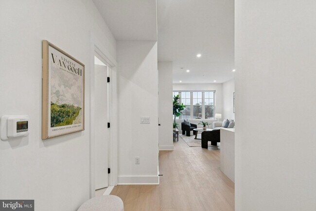 30 W Allens Ln, Unit 204 in Philadelphia, PA - Foto de edificio - Building Photo