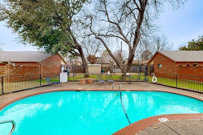 961 Cedarland Blvd in Arlington, TX - Foto de edificio - Building Photo