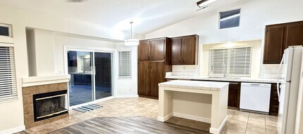 8629 White Rock Dr in Bakersfield, CA - Building Photo - Building Photo