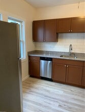 2077 Lewis Dr, Unit Upper in Lakewood, OH - Building Photo - Building Photo