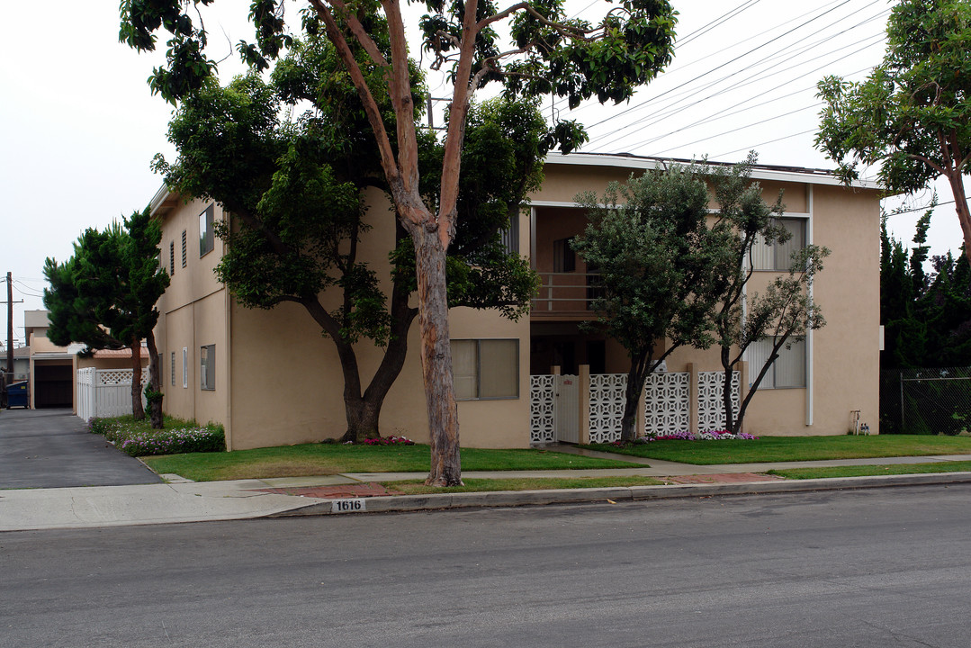 1616 E Sycamore Ave in El Segundo, CA - Building Photo