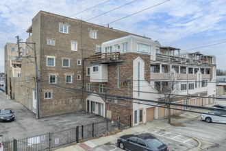 One Atrium Court in Berwyn, IL - Building Photo - Building Photo