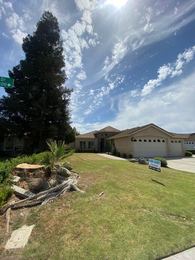 Elegant 3-Bedroom Home in Seven Oaks in Bakersfield, CA - Building Photo - Building Photo