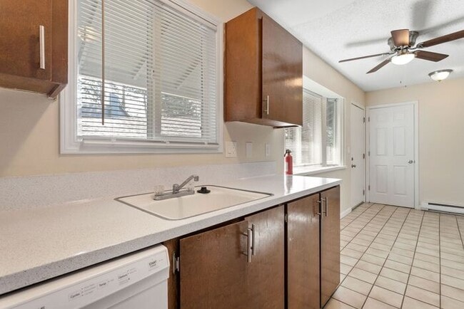 16540 NE Glisan St in Portland, OR - Building Photo - Building Photo