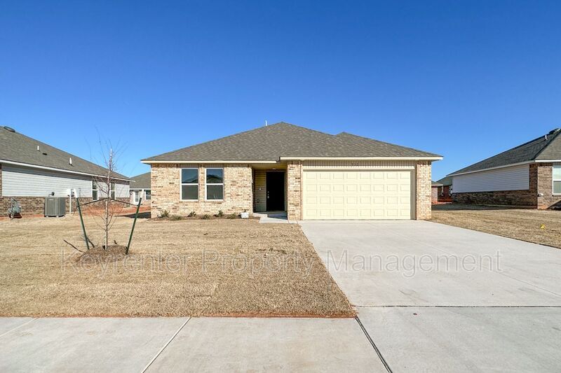 932 S Blackjack Ln in Mustang, OK - Building Photo