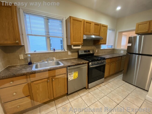 1028 Fellsway in Medford, MA - Foto de edificio - Building Photo