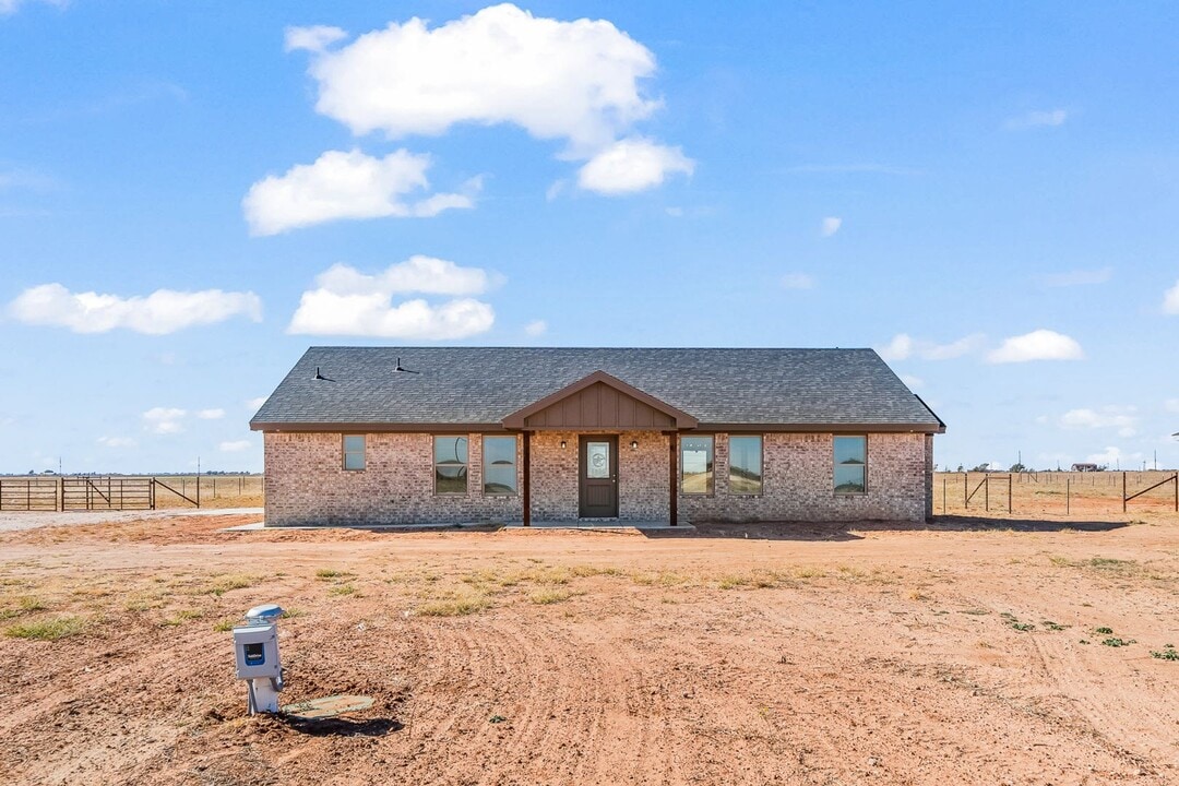 307 North F M 789 in Slaton, TX - Building Photo