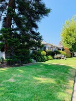 1327 Oak Street in Santa Monica, CA - Building Photo