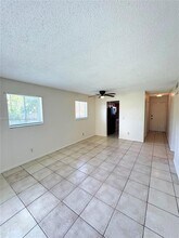 933 W Jasmine Dr in West Palm Beach, FL - Foto de edificio - Building Photo