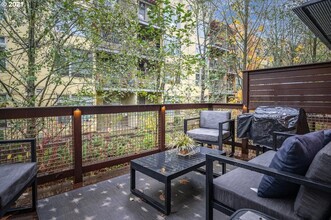 3118 SW Dolph Ct, Unit Dolph Court Townhome 1 in Portland, OR - Building Photo - Building Photo