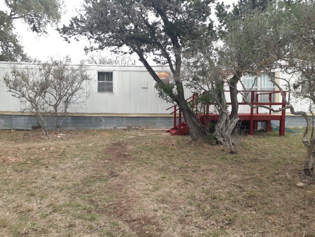 100 30th St W in Lakehills, TX - Foto de edificio - Building Photo