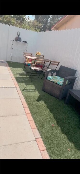 72 NW 171st St in North Miami Beach, FL - Building Photo