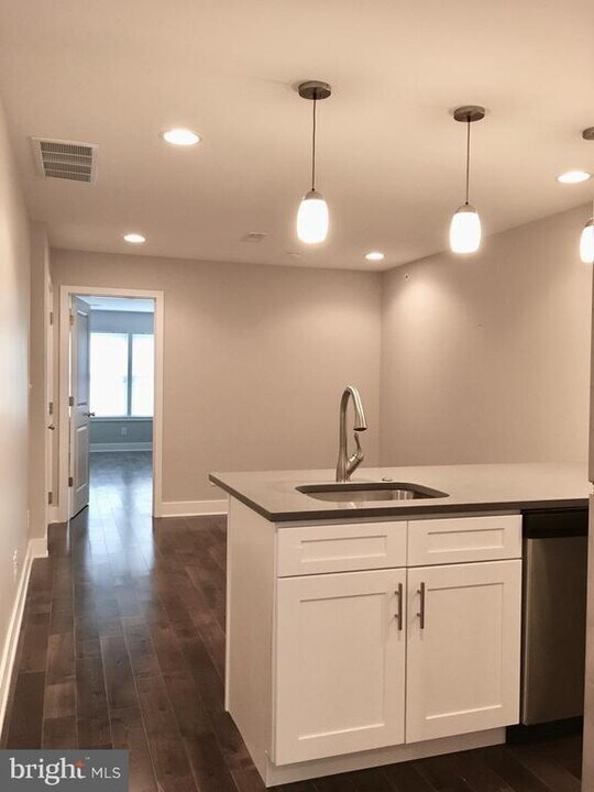 2341 W Thompson St in Philadelphia, PA - Building Photo