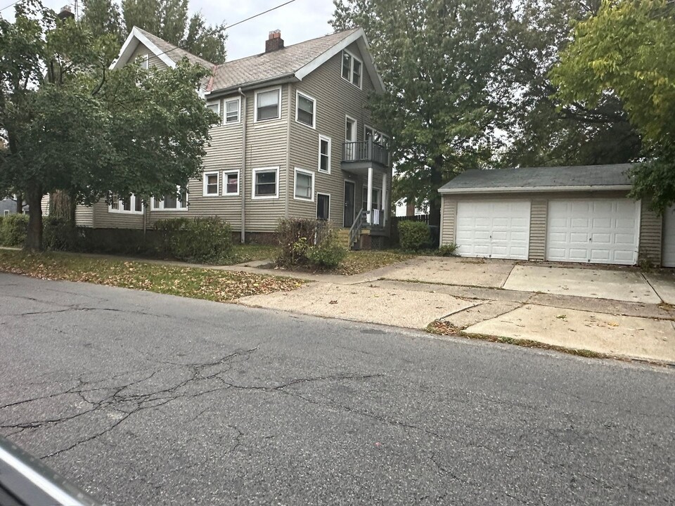 3327 Yorkshire Rd in Cleveland Heights, OH - Foto de edificio