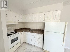 892 Campbell Ave in Windsor, ON - Building Photo - Building Photo