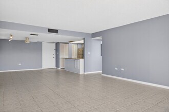 500 Treasure Island Causeway, Unit 504 in Treasure Island, FL - Foto de edificio - Building Photo