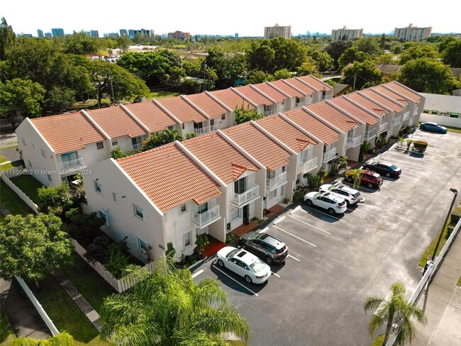 2050 NE 140th St in North Miami Beach, FL - Foto de edificio - Building Photo